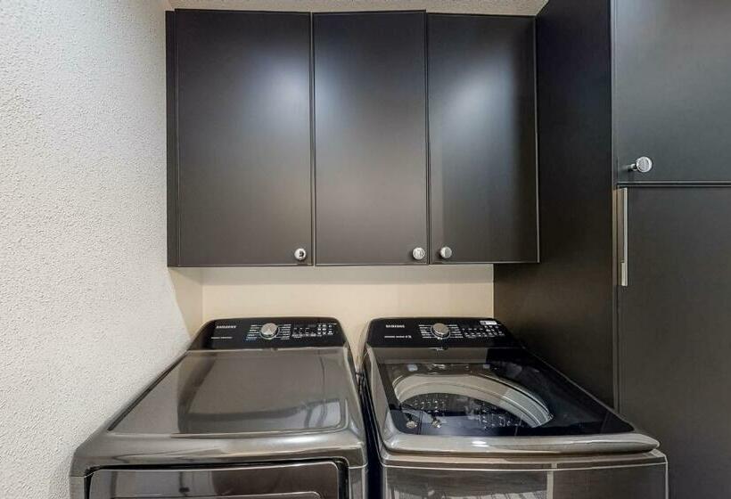 شقة غرفتين, Fish Creek Point