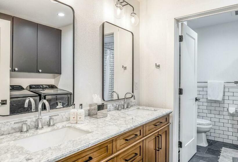 شقة غرفتين, Fish Creek Point