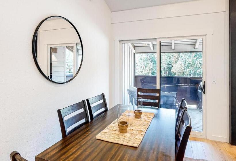 شقة غرفتين, Fish Creek Point