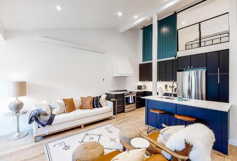 شقة غرفتين, Fish Creek Point