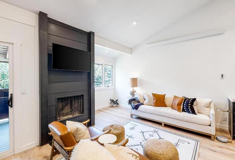 شقة غرفتين, Fish Creek Point