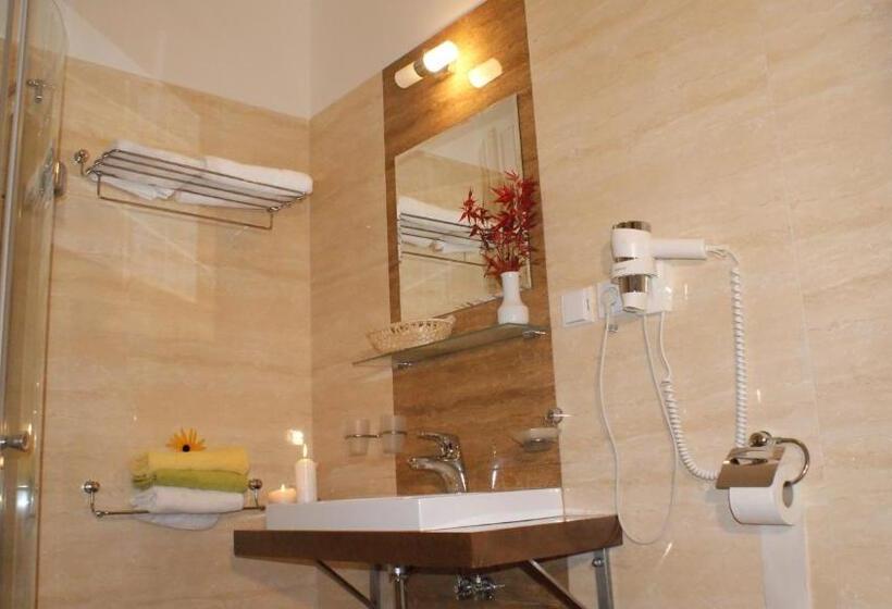 컴포트 룸, Arman