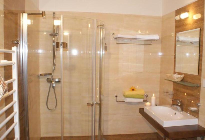 컴포트 룸, Arman