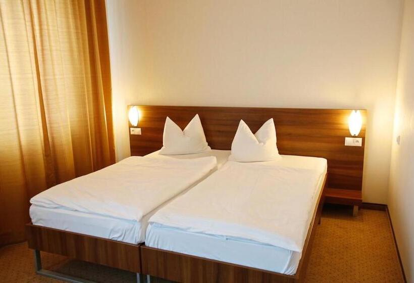 컴포트 룸, Arman