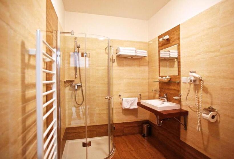 컴포트 룸, Arman