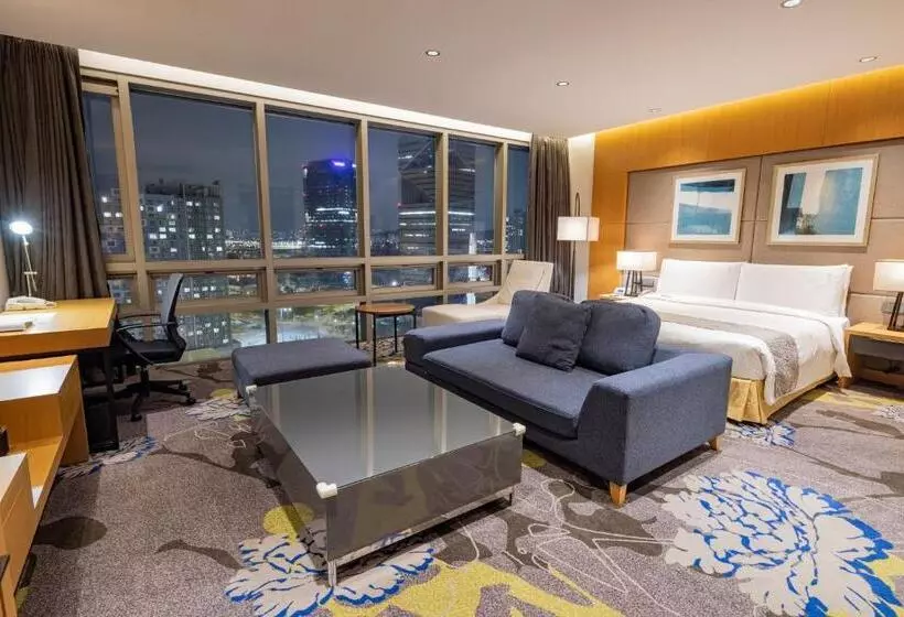 キングサイズベッドのスイートルーム, Holiday Inn Incheon Songdo, An Ihg
