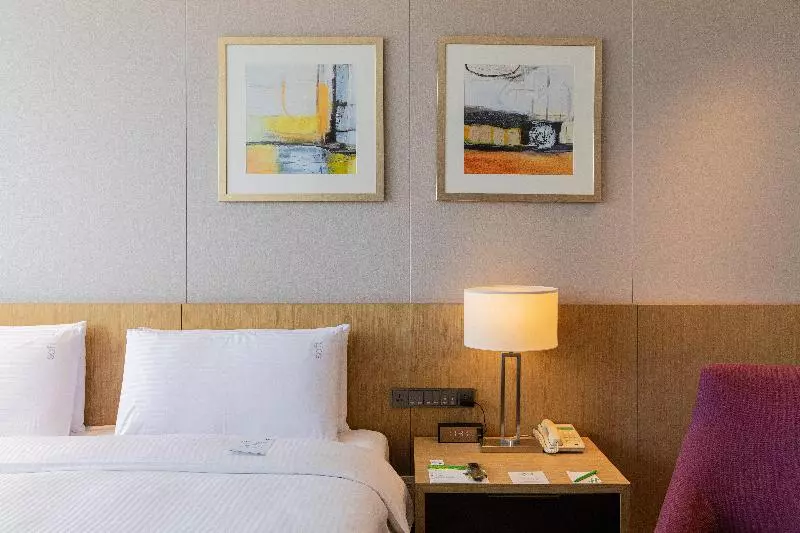 キングサイズベッドのスタンダードルーム, Holiday Inn Incheon Songdo, An Ihg