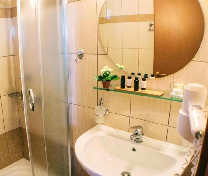 جناح مطلّ علي البحر, Ippoliti Village