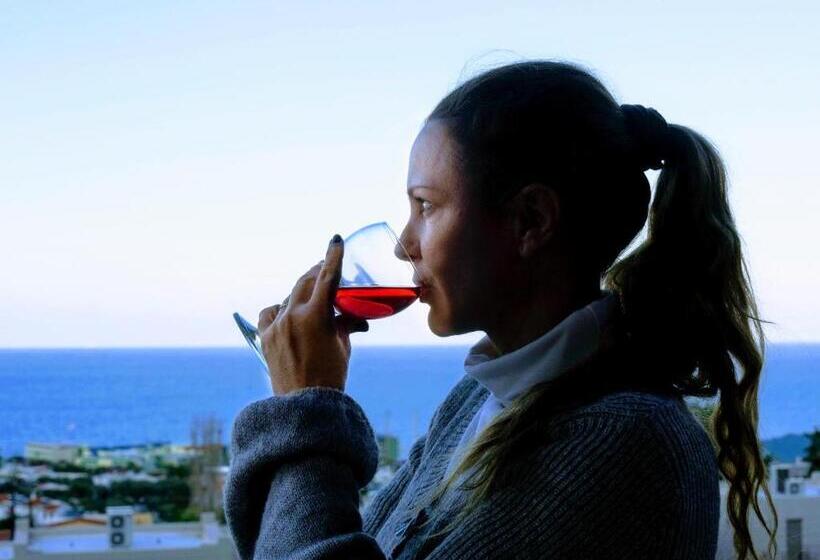 جناح مطلّ علي البحر, Ippoliti Village