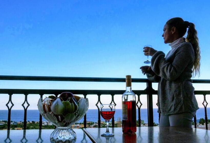 جناح مطلّ علي البحر, Ippoliti Village