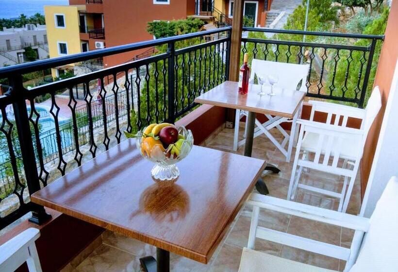 جناح مطلّ علي البحر, Ippoliti Village