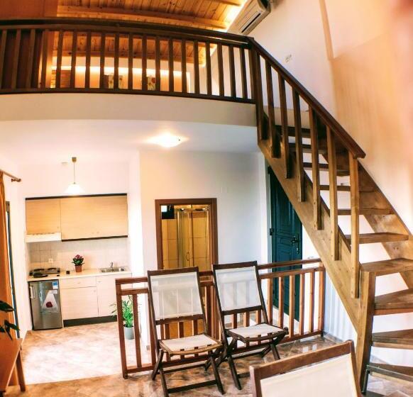 جناح مطلّ علي البحر, Ippoliti Village