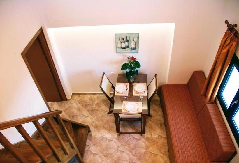 جناح مطلّ علي البحر, Ippoliti Village