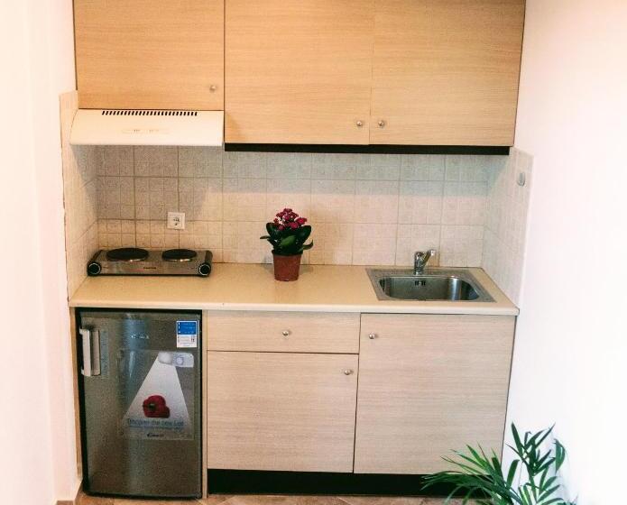 جناح مطلّ علي البحر, Ippoliti Village