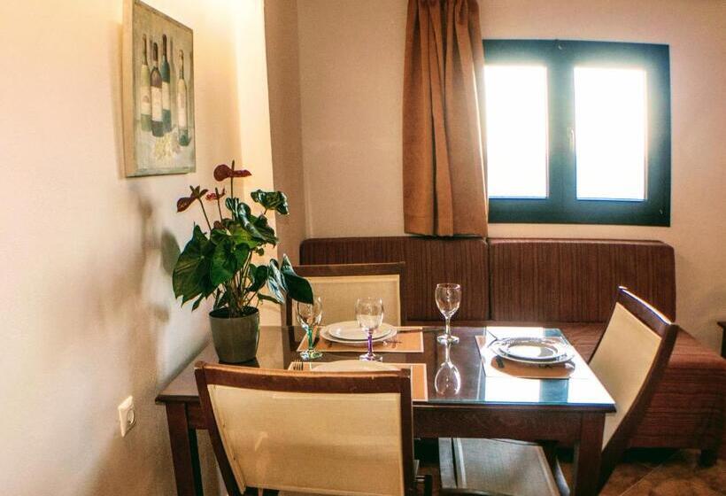 جناح مطلّ علي البحر, Ippoliti Village