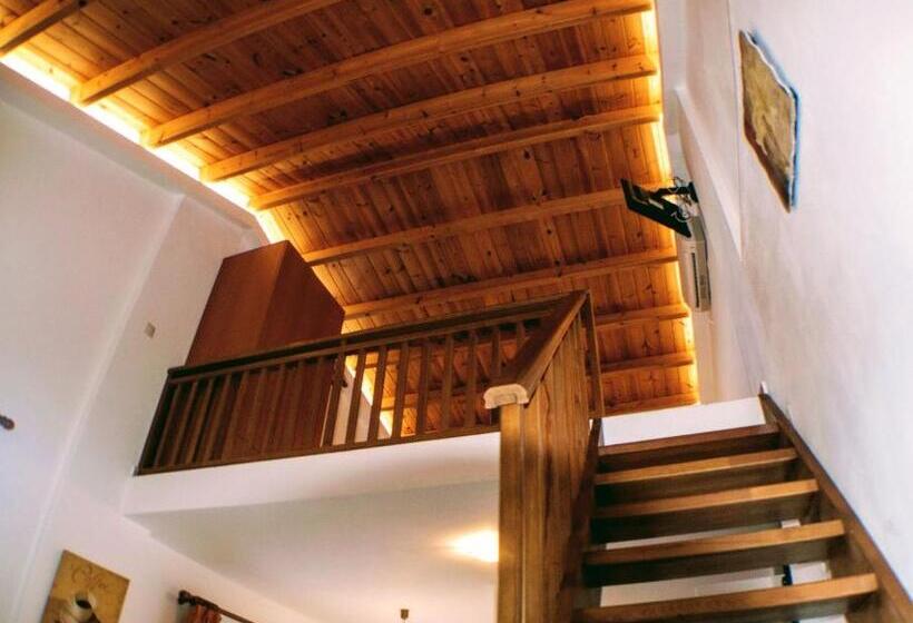 جناح مطلّ علي البحر, Ippoliti Village