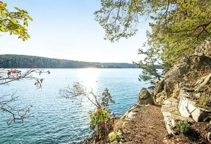 استودیوی استاندارد, Kingfisher Cove Hideaway