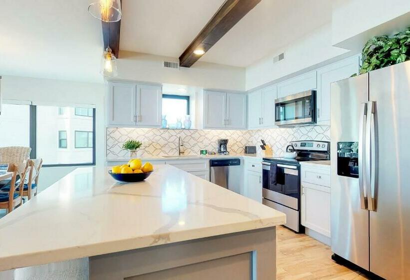 דירת שלושה חדרים, Palmetto Sunrise