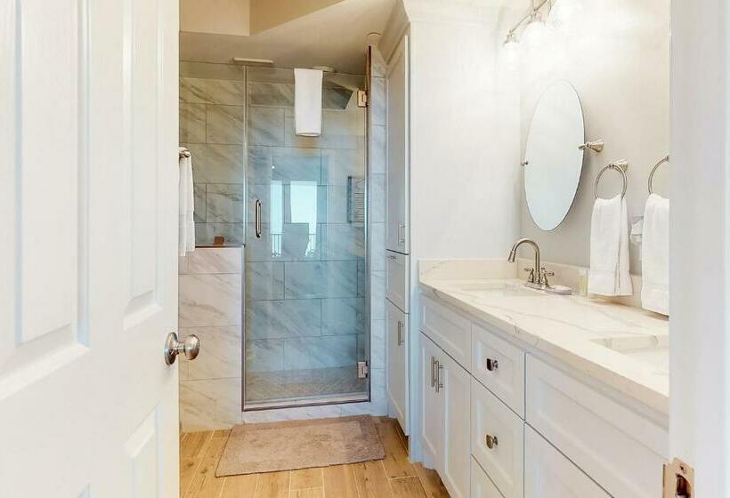 דירת שלושה חדרים, Palmetto Sunrise