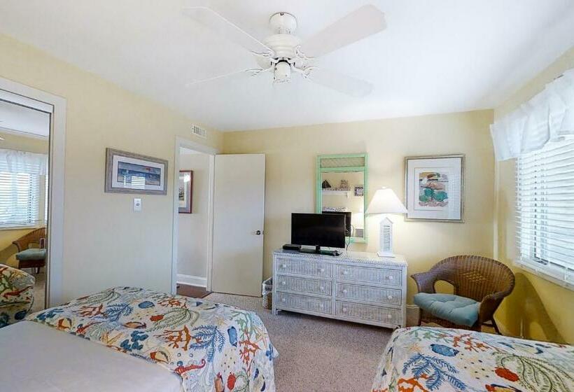 דירת שני חדרים, Breakers C 22