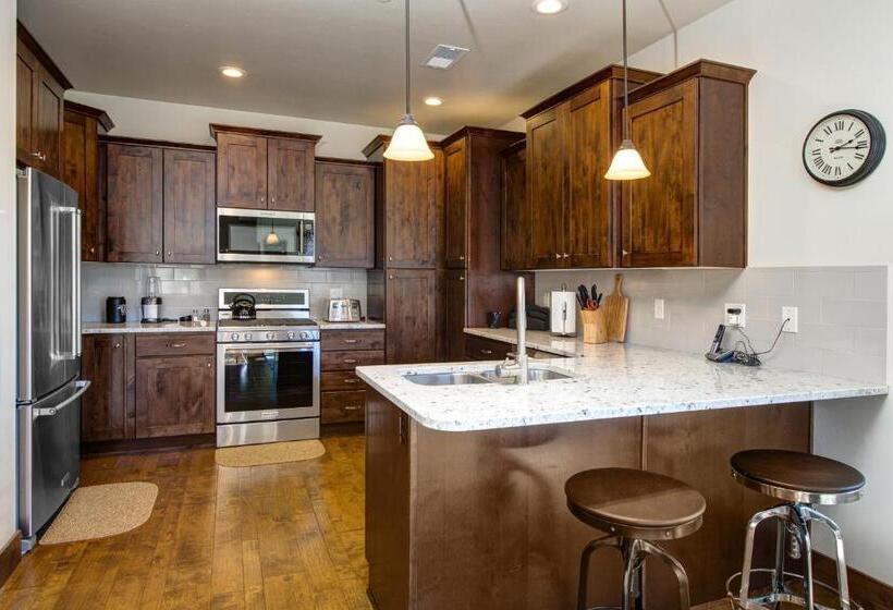 Апартаменты 2 Спальни, Black Rock Ridge   Unit L