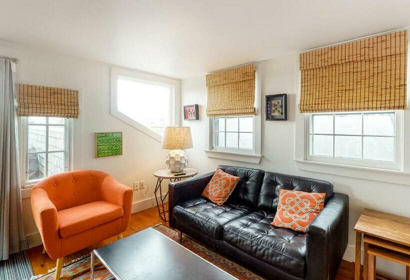 آپارتمان 2 خوابه, Penthouse On Commercial