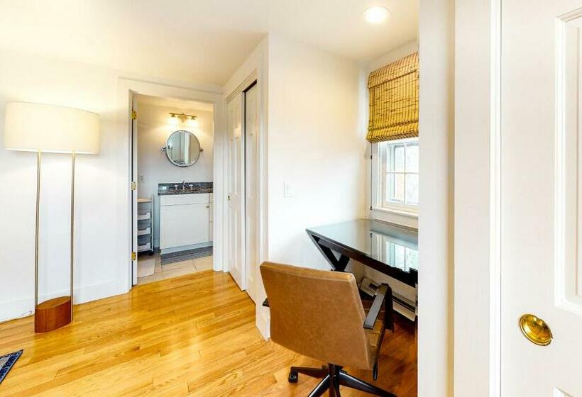 آپارتمان 2 خوابه, Penthouse On Commercial