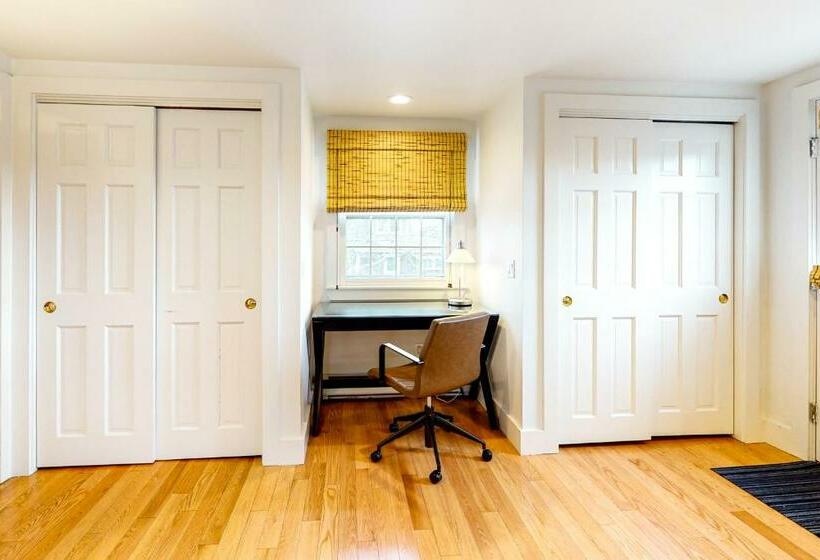 آپارتمان 2 خوابه, Penthouse On Commercial