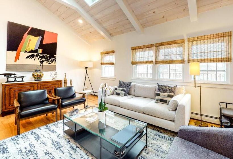 آپارتمان 2 خوابه, Penthouse On Commercial