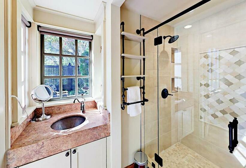 스탠다드 스튜디오, The Carriage House