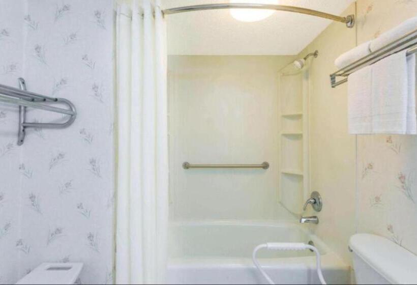 Люкс Адаптированный для Инвалидов, Ashland Studio Inn Richmond North Near Kings Dominion  Listing Partner