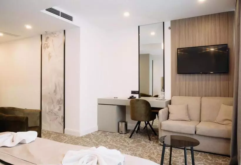 Cameră Deluxe cu Vedere Laterală către Mare, Fanat