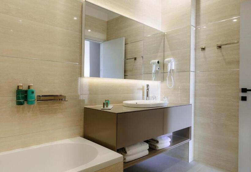 바다 전망 스위트, Fanat