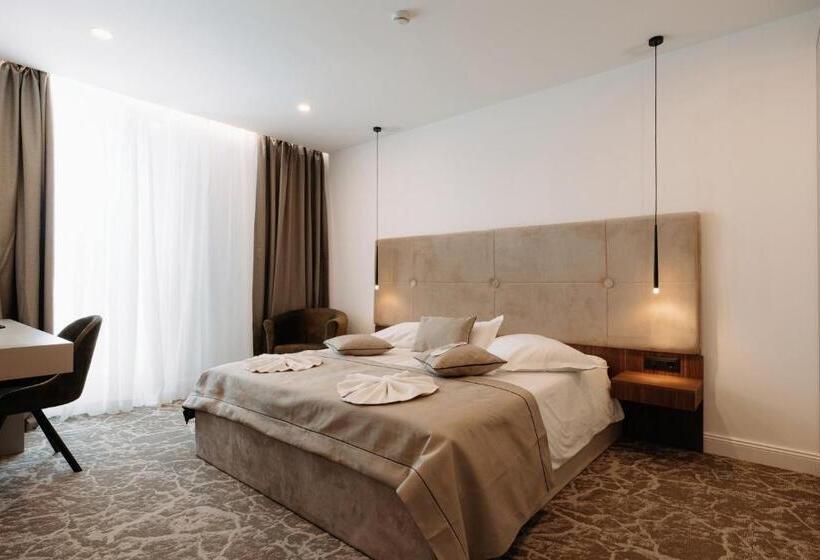 바다 전망 스위트, Fanat