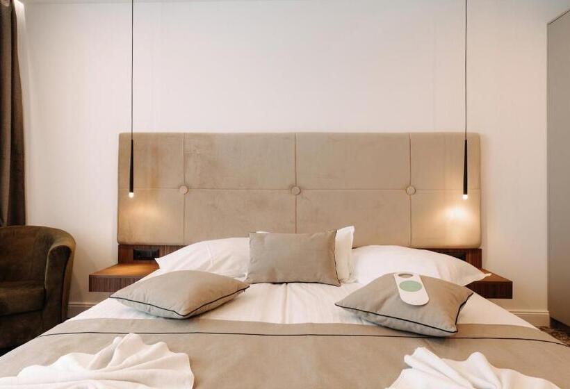 바다 전망 스위트, Fanat