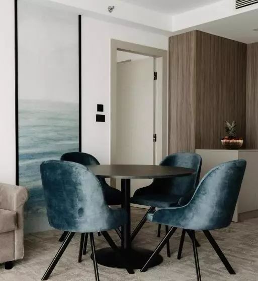 Suite cu Vedere la Mare, Fanat