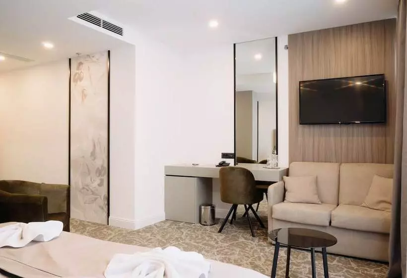 Cameră Deluxe cu Vedere Laterală către Mare, Fanat
