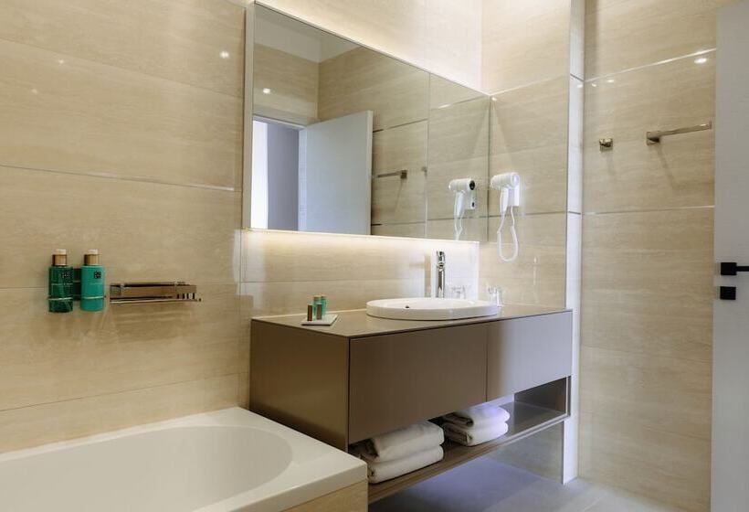 패밀리 스위트, Fanat