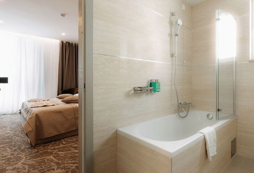 패밀리 스위트, Fanat