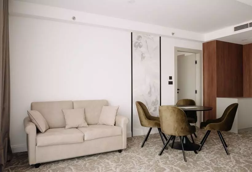 Suite Familiar, Fanat