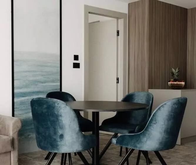 Suite Familiar, Fanat