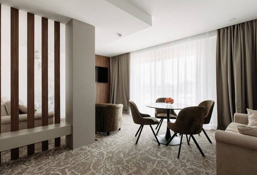 패밀리 스위트, Fanat