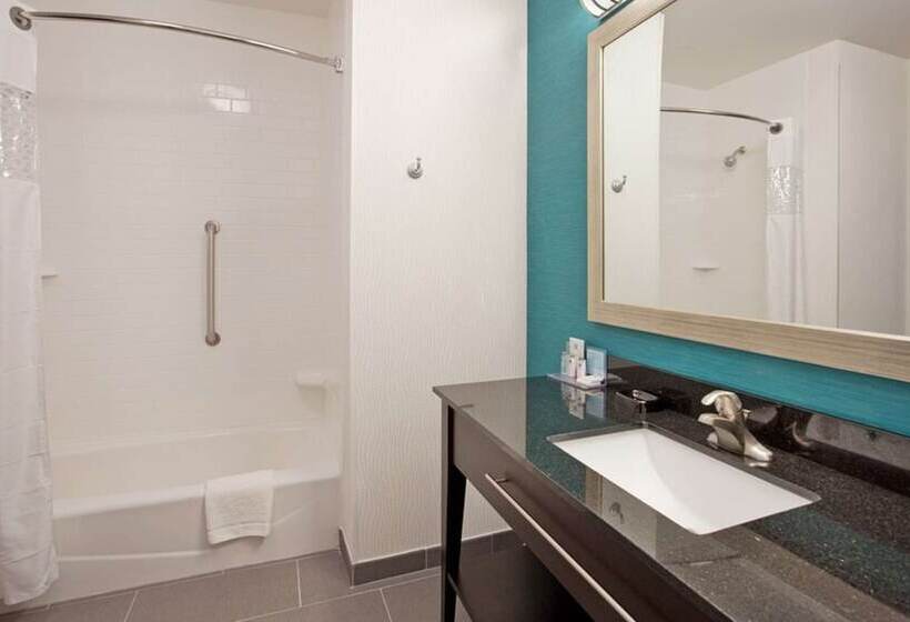 带大床的标准间, Hampton Inn Kearney