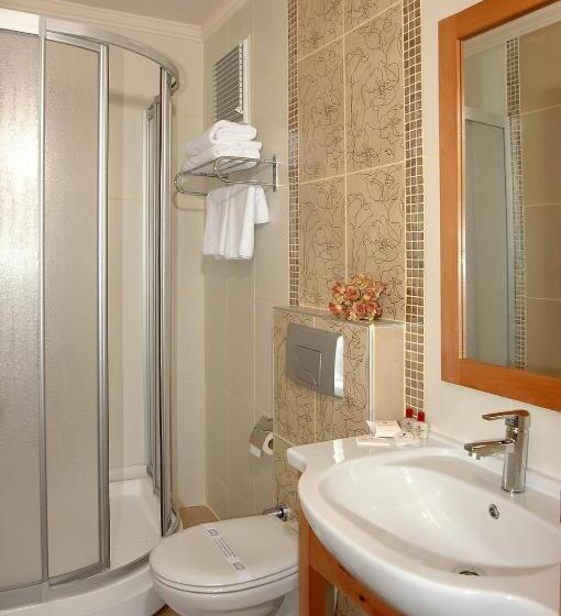 غرفة قياسية ثلاثية, Helen Park