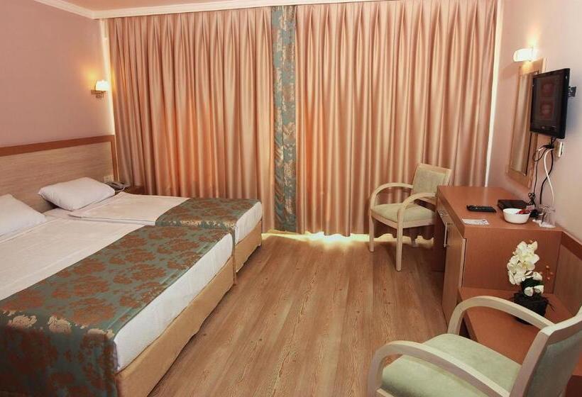 غرفة قياسية ثلاثية, Helen Park