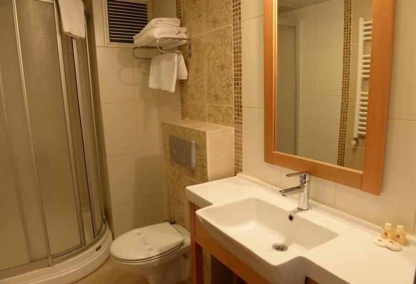 غرفة قياسية ثلاثية, Helen Park