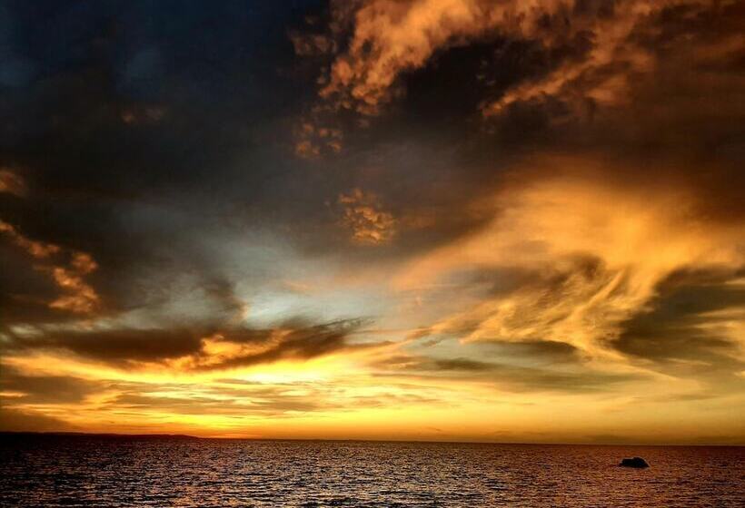 سوییت اجرایی, Malaika Beach Resort