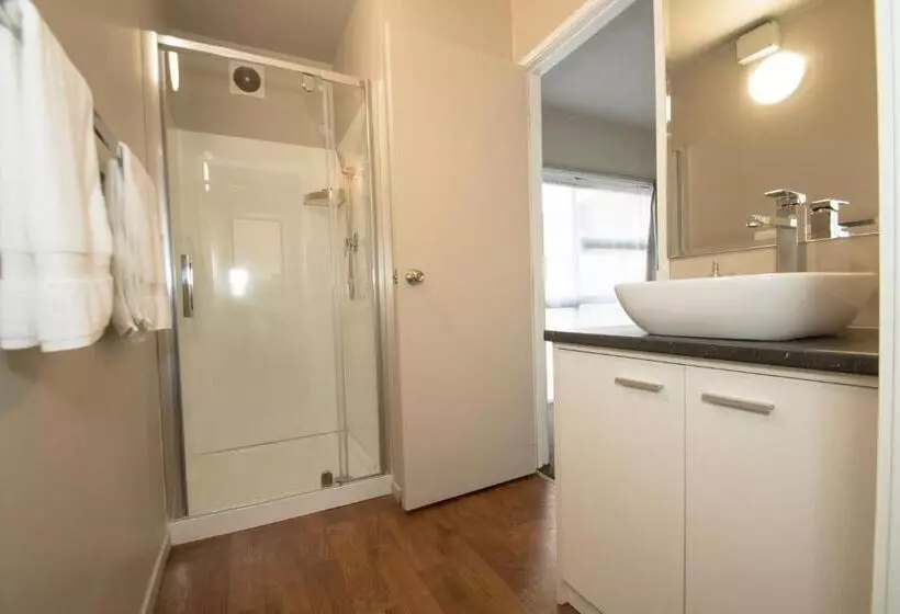 استودیوی استاندارد, Middlemore Motel