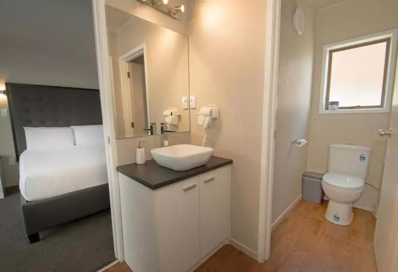 استودیوی استاندارد, Middlemore Motel