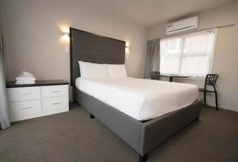 استودیوی استاندارد, Middlemore Motel